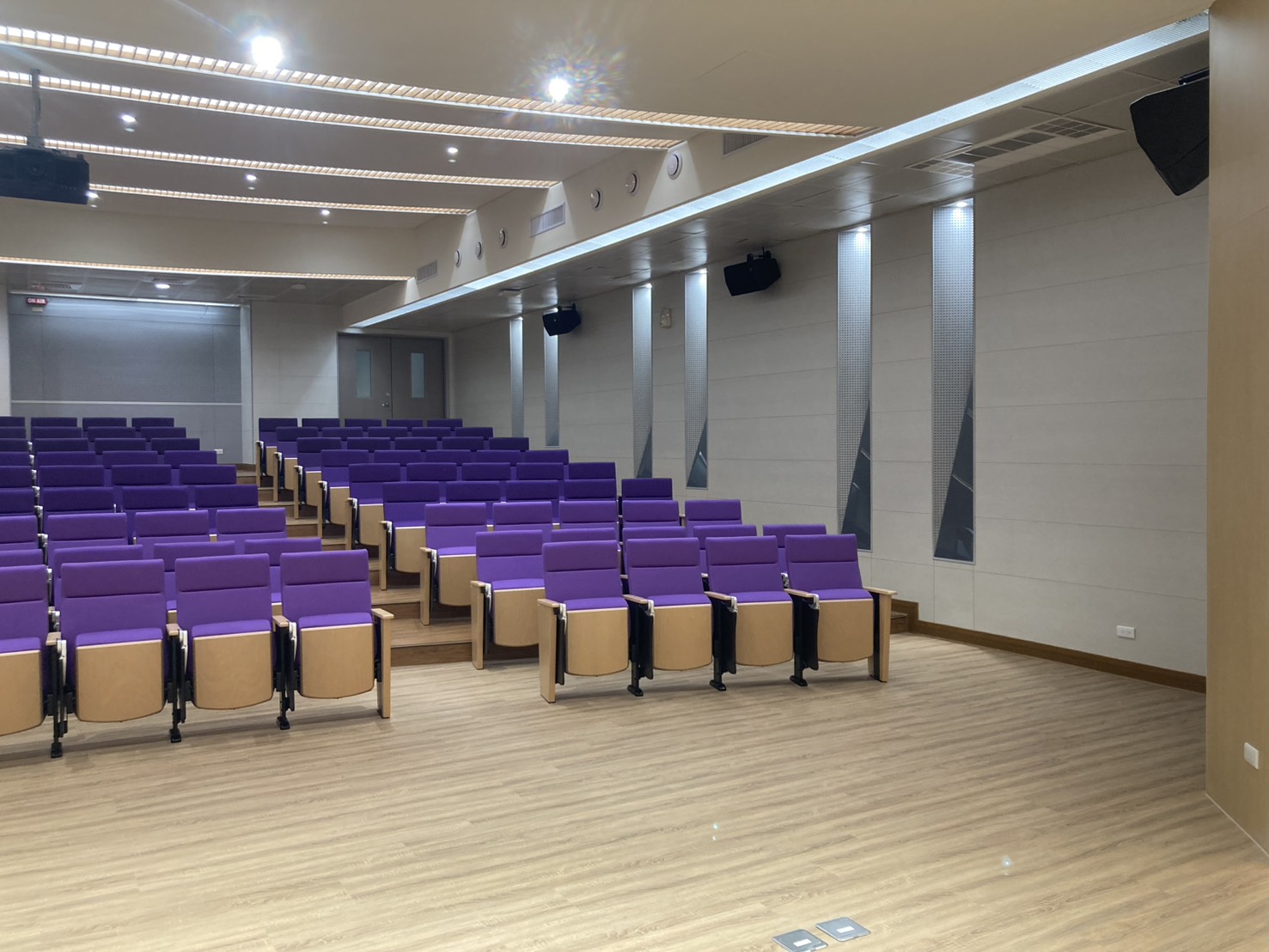 清大炯朗館B01演講廳-中後排座位與照明設備