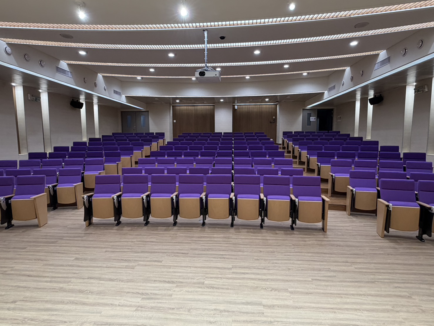 清大炯朗館B01演講廳-翻新後講台與整體視野