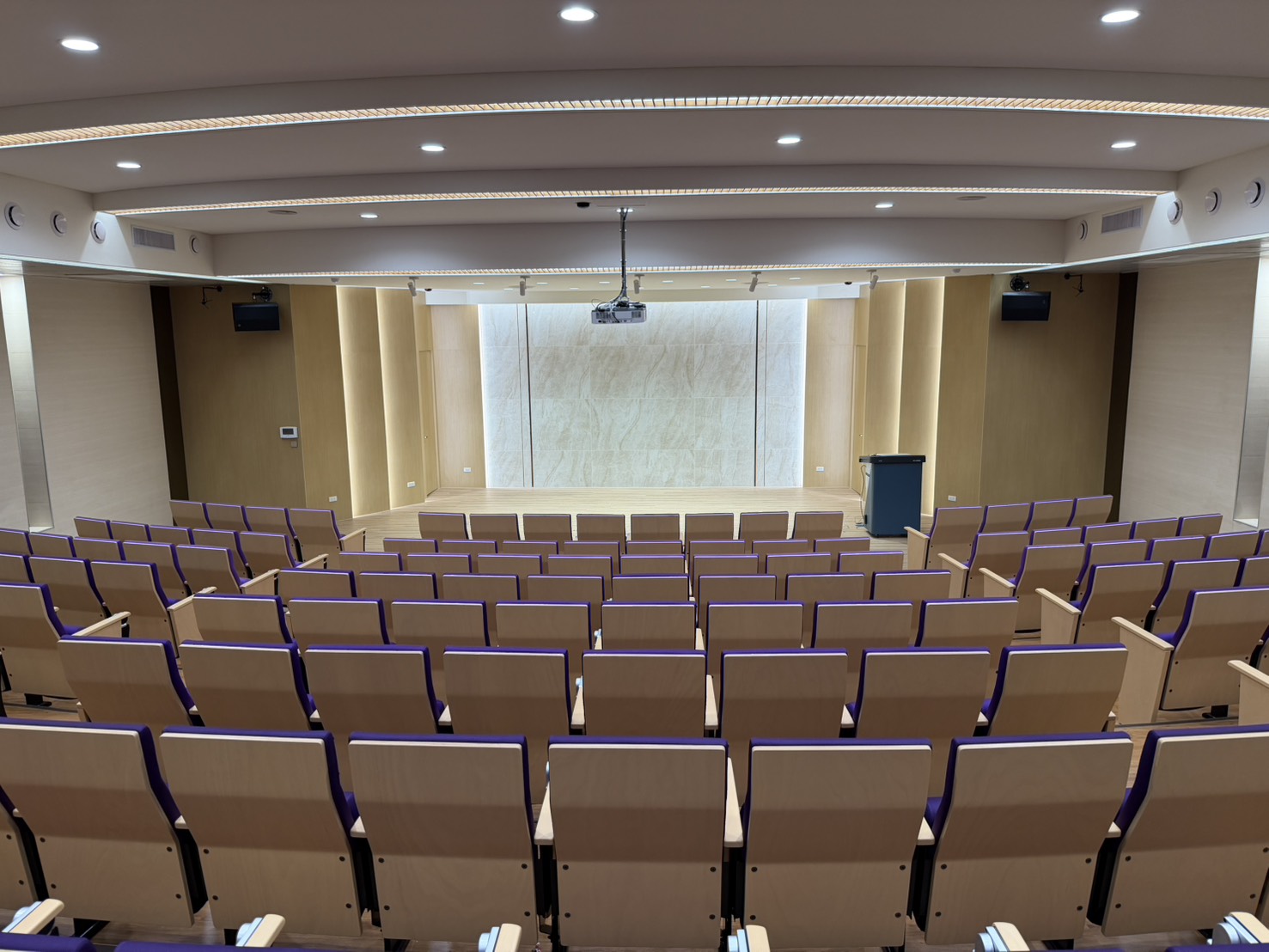 清大炯朗館B01演講廳-講台設施